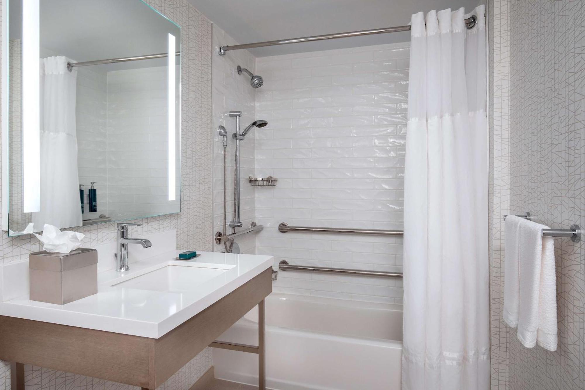 Doubletree By Hilton Hotel And Conference Center Chicago North Shore Скоки Екстериор снимка