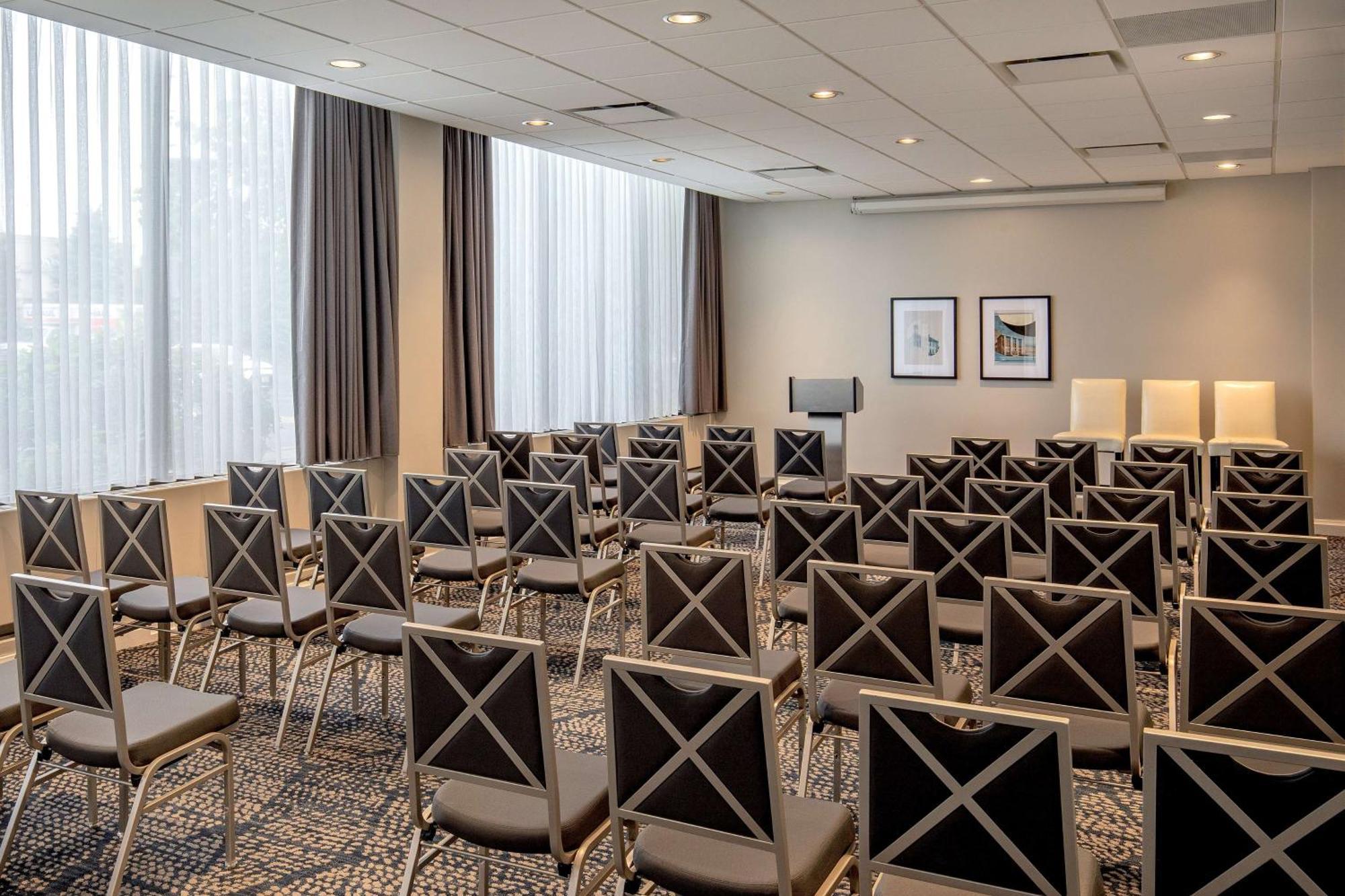Doubletree By Hilton Hotel And Conference Center Chicago North Shore Скоки Екстериор снимка